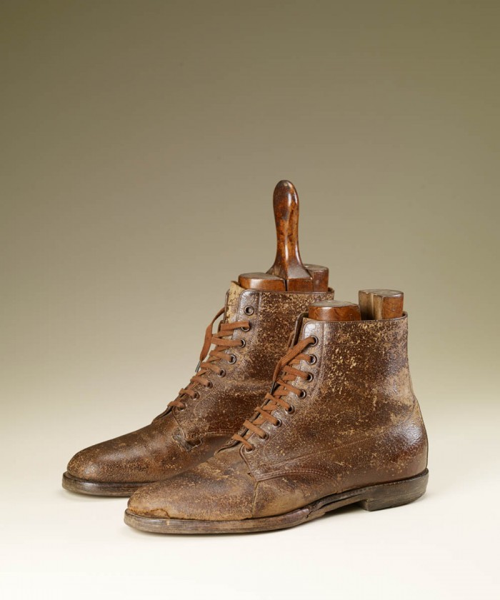 Alonge’s leather boots