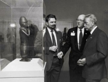 Siegmann with New York City Mayor David Dinkins (right) and Brooklyn Museum Director Robert Buck in the museum’s African art galleries, 1992. Photograph by Joan Vitale Strong, photographer to the Mayor.