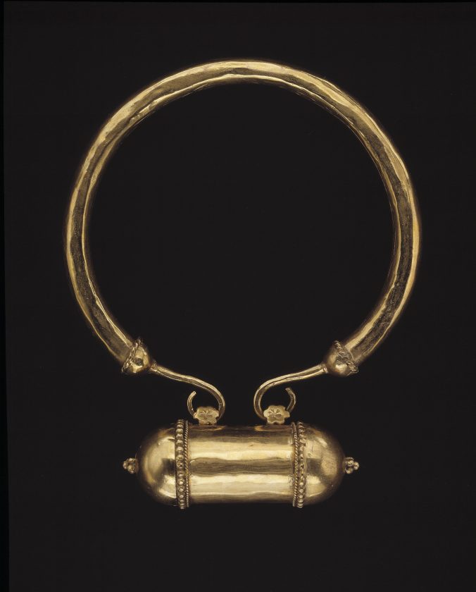 Armlet with amulet case; dugaagad